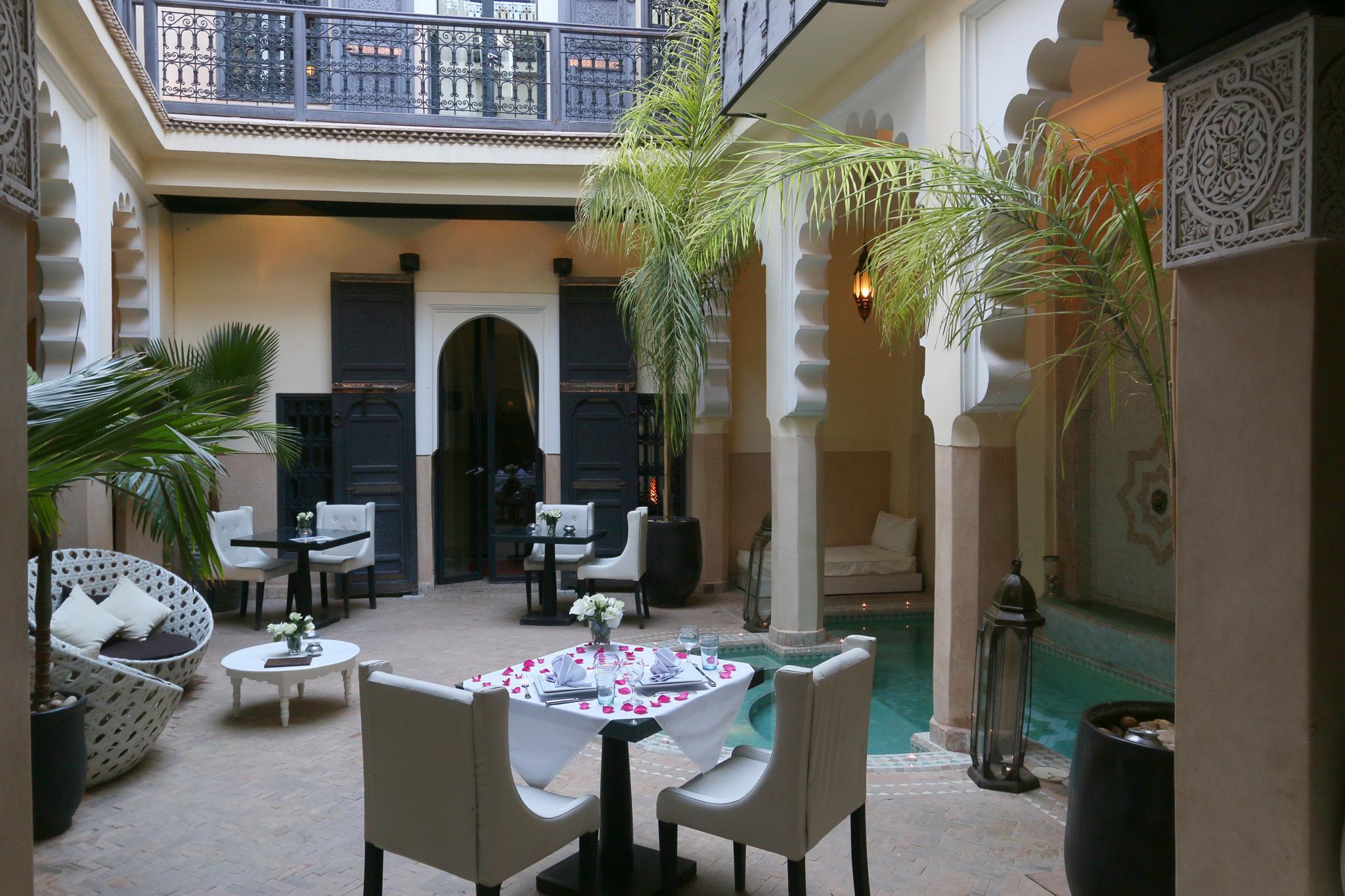 Ambre Epices Medina Riad Marrakesh Buitenkant foto The courtyard of the hotel