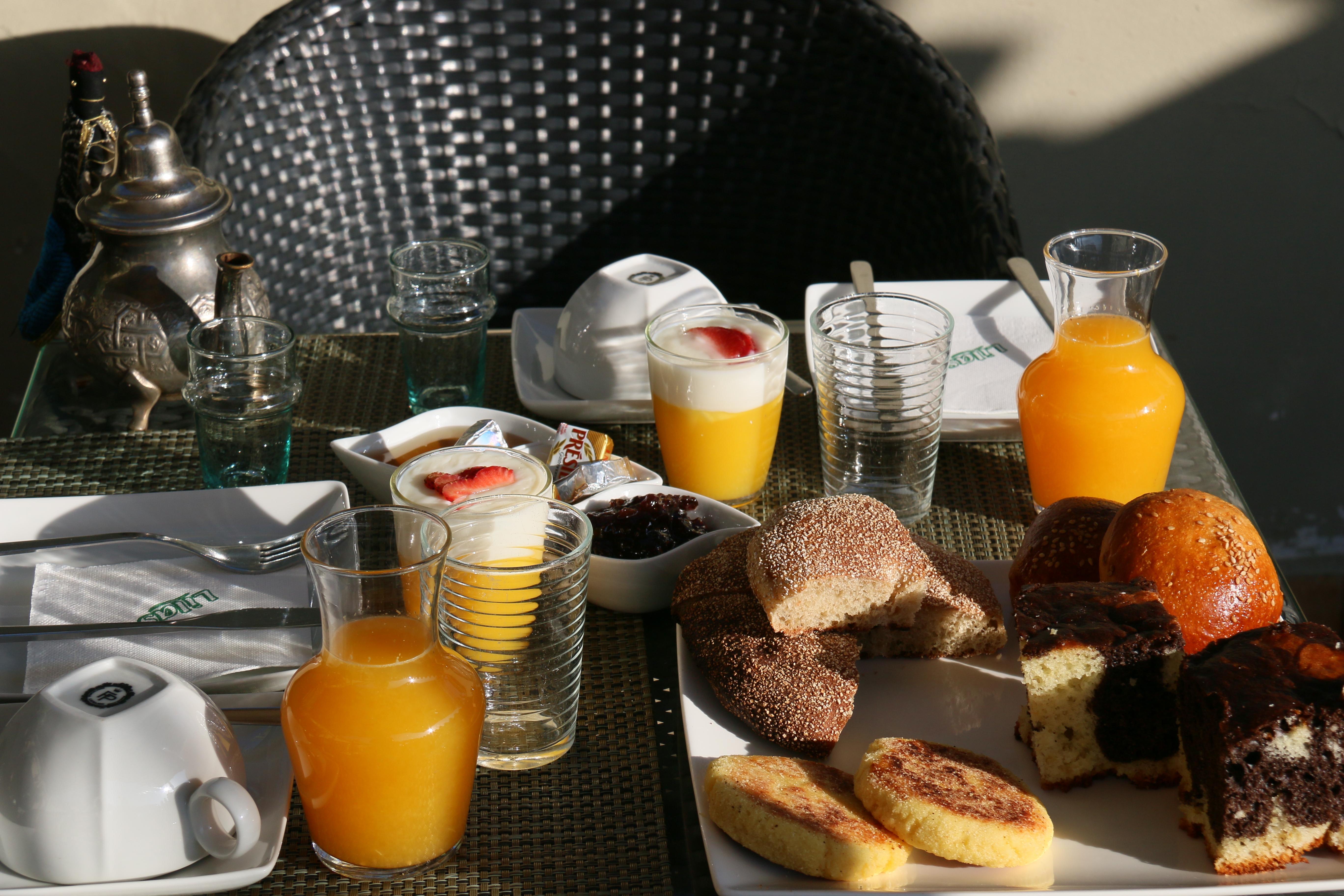 Ambre Epices Medina Riad Marrakesh Buitenkant foto A typical Italian breakfast