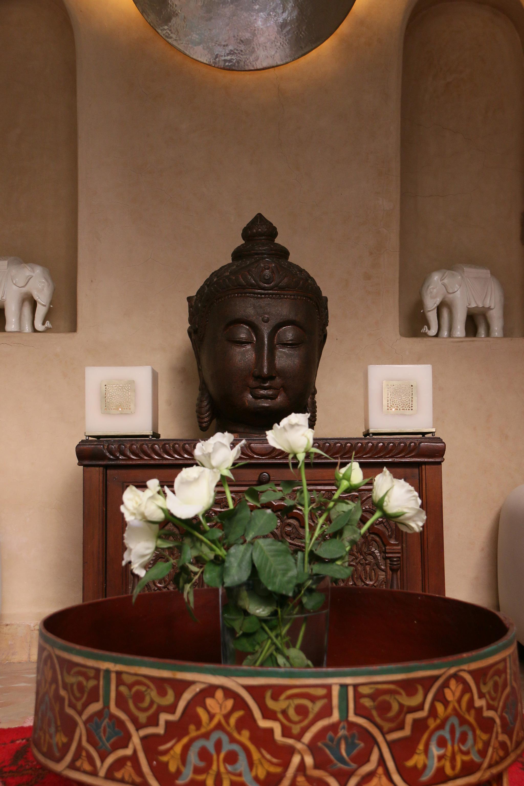 Ambre Epices Medina Riad Marrakesh Buitenkant foto A statue of the Buddha
