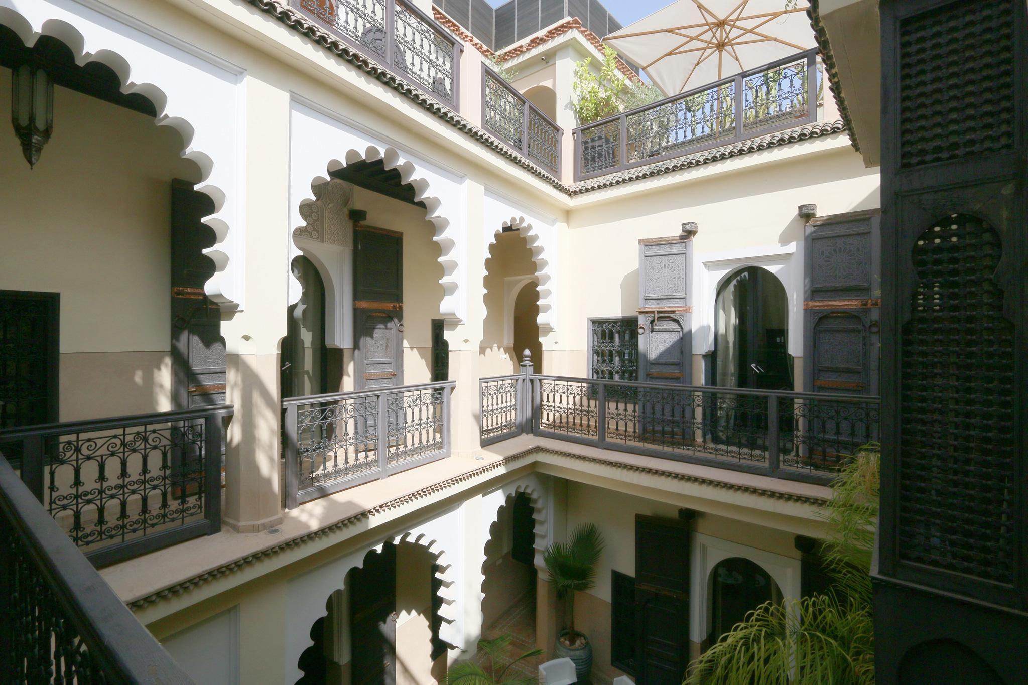 Ambre Epices Medina Riad Marrakesh Buitenkant foto The courtyard of the Riad