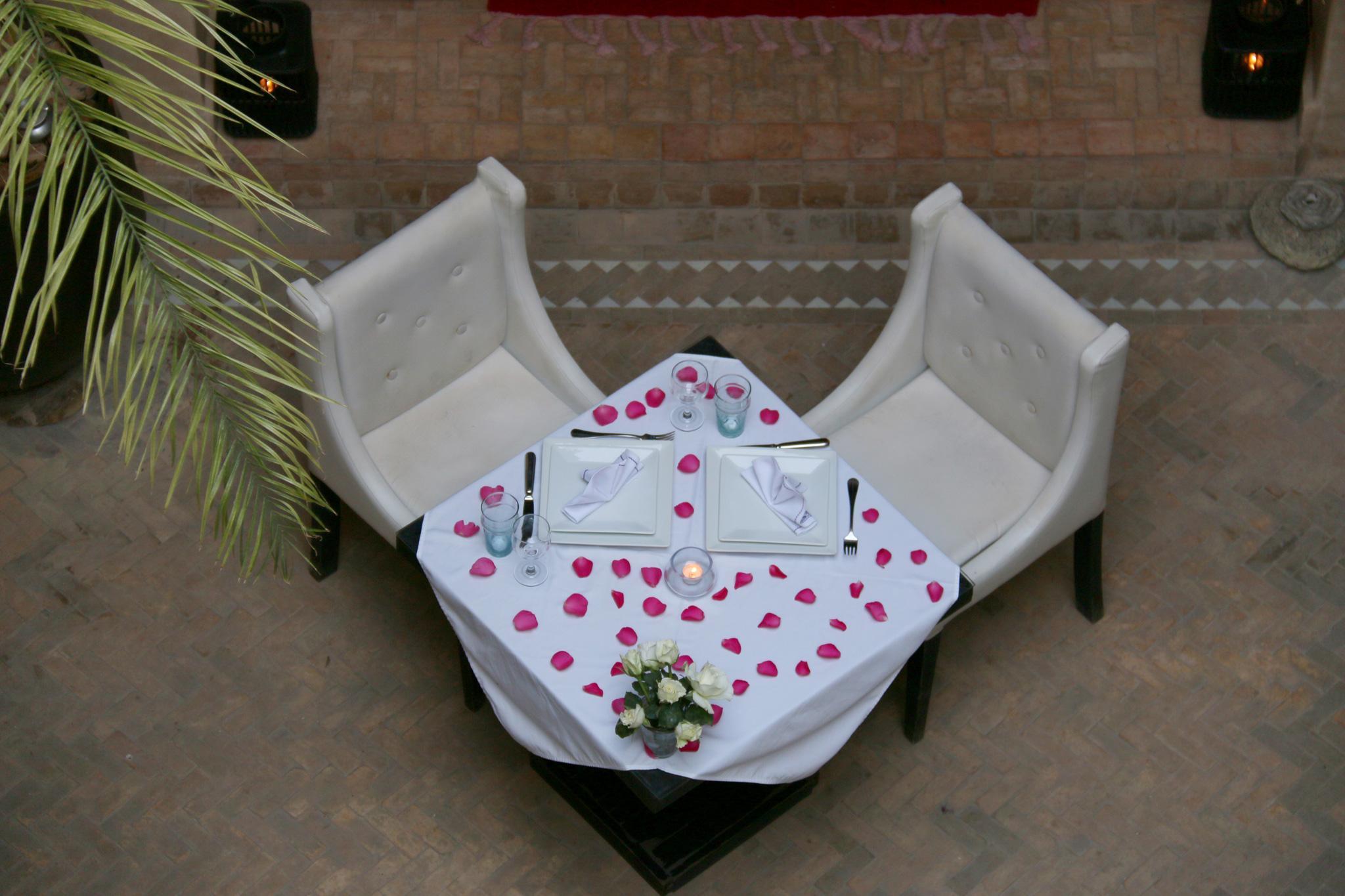 Ambre Epices Medina Riad Marrakesh Buitenkant foto A table set for a romantic dinner