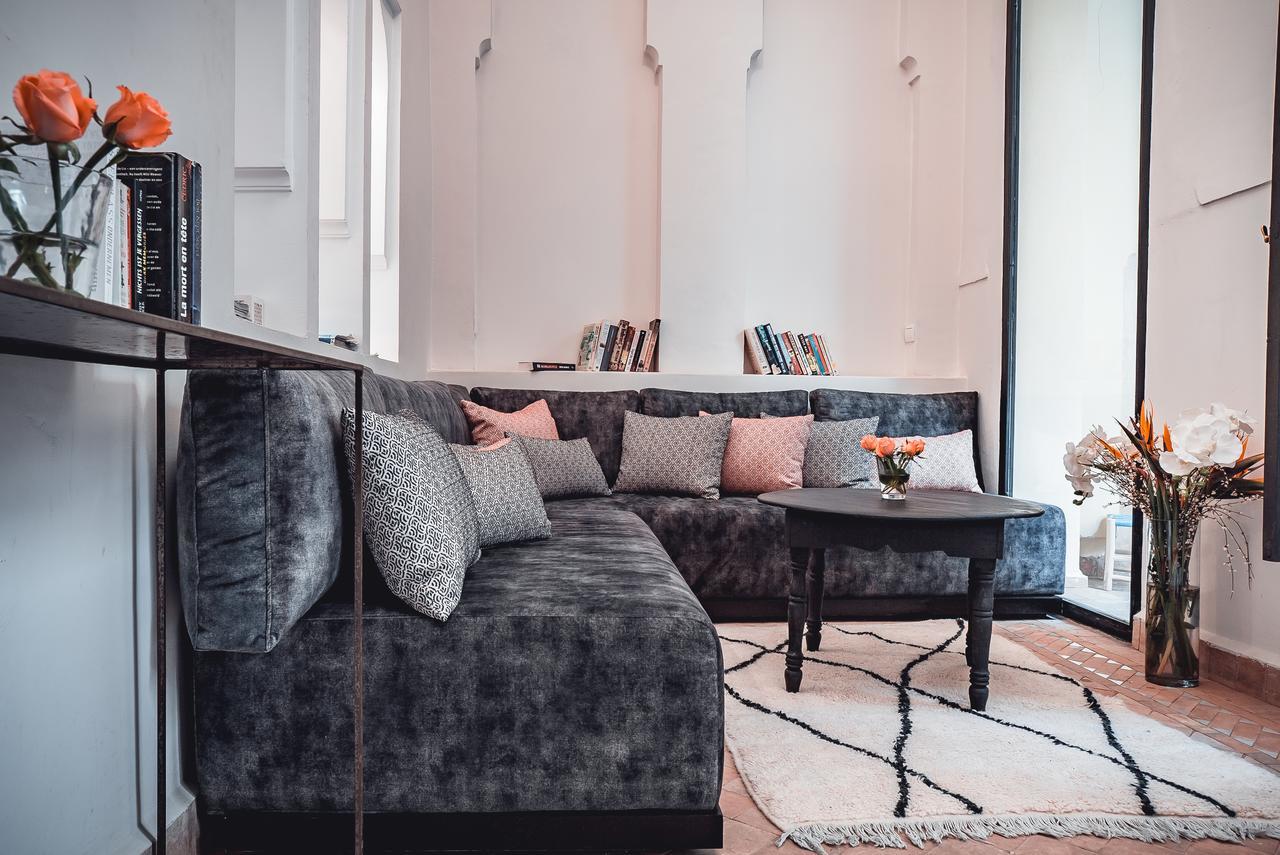 Ambre Epices Medina Riad Marrakesh Buitenkant foto A living room in a modern apartment