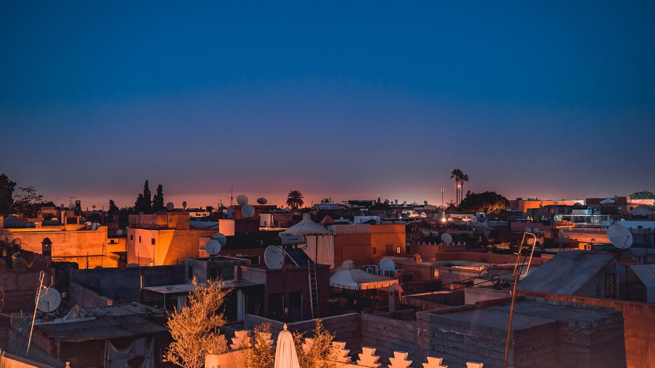 Ambre Epices Medina Riad Marrakesh Buitenkant foto Sunset over the city of Marrakech