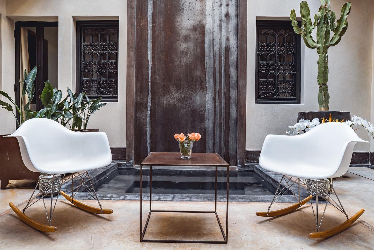Ambre Epices Medina Riad Marrakesh Buitenkant foto Eames plastic chairs