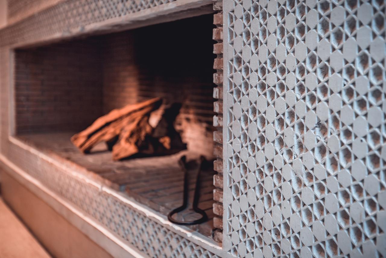 Ambre Epices Medina Riad Marrakesh Buitenkant foto A fireplace with perforated metal