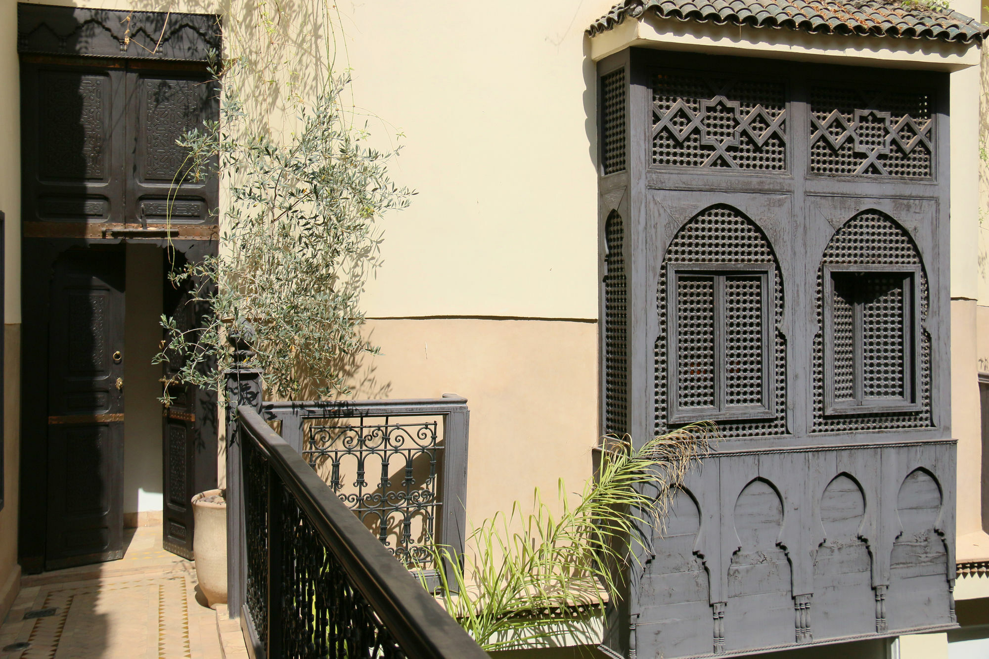 Ambre Epices Medina Riad Marrakesh Buitenkant foto A traditional house in the medina of Fez